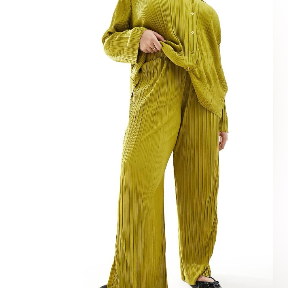 only exclusive plisse trouser co-ord in green